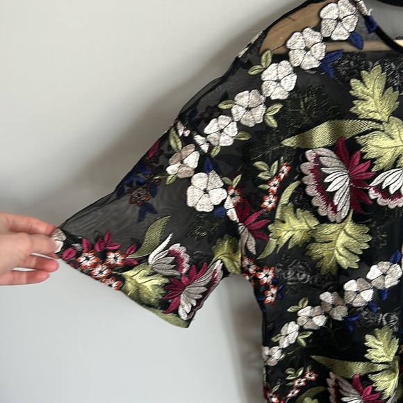 Sheer mini dress with embroidered flowers - Picture 4 of 5